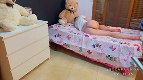 Padrastro entra a mi habitacion para follar duro mi co&ntilde_o , termina dentro de mi co&ntilde_o