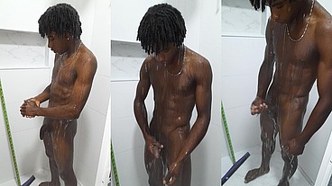 Novinho de corpo perfeito tomando banho pelado -
