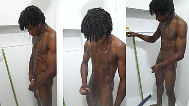 Novinho de corpo perfeito tomando banho pelado -
