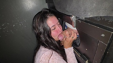A safada queria rola no Gloryhole e ganhou duas rolas e uma gozada na cara - Nicky Valente