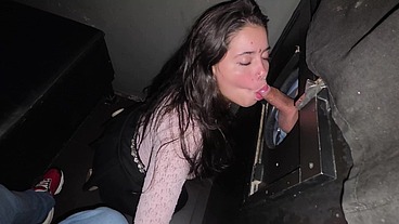 A safada queria rola no Gloryhole e ganhou duas rolas e uma gozada na cara - Nicky Valente