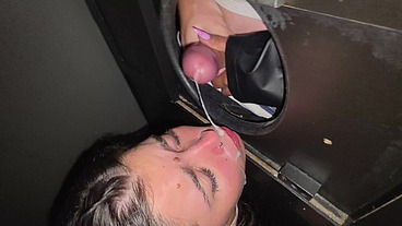 A safada queria rola no Gloryhole e ganhou duas rolas e uma gozada na cara - Nicky Valente