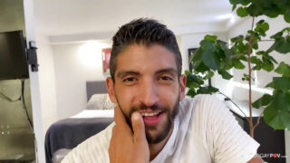 POV caseiro de gays amadores com pênis enormes chupando e penetrando analmente sem camisinha.