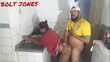 MARIDO CHEGA EM CASA ESTRESSADO ESPOSA NA COZINHA ELE NEM QUE SABER DE NADA METE A PICA NA COZINHA MESMO_ ( bolt jones).