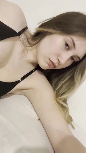 Teen onlyfan shows off her tits