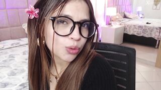 Beautiful woman with glasses wants you as a boyfriend, have you fallen in love?