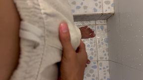 18 year old boy masturbates in his stepsister&amp;#039;s bathroom