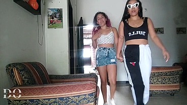 Universitarias lesbianas disfrutan lamer sus coños y follar hasta gemir de placer