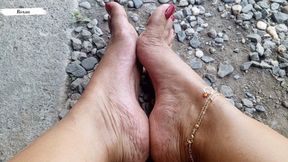 Pronounced arches, wrinkled soles, wrinkled toes, beautiful feet (3)