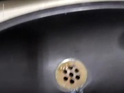 ME LA JALO EN UN BAÑO DE UN AVION