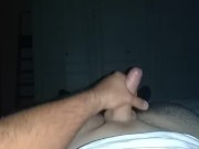 Mi sego mentre la mia ragazza guarda la TV nell'altra stanza