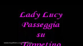 A050 Lady Lucy in passeggio sopra tappetino