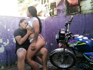 le doy una cogida a la vendedora