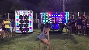 Novinha treme a bunda no funk