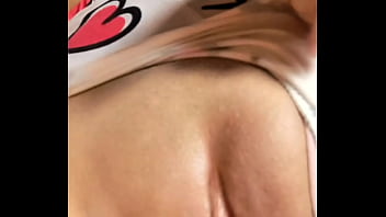 CHICA SE PONE CALIENTE HABER UN VIDEO PORNO