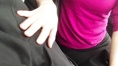 年の差カップル　車中でたまらずフェラごっくん