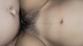 chica caliente de 18 anos folla mi gran polla recibiendo semen en el cono peludo