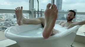 Wet Giant Feet in the Bathtub - Feet Vini foot size 15 (MP4-HD 1080p)