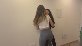 Frotamiento entre coños con ropa de entrenamiento