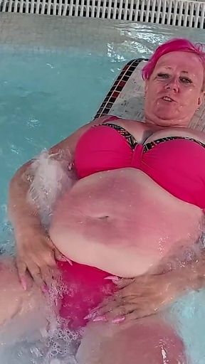 Busty Mature Babe Fingers to Squirting Orgasm in Hot Tub