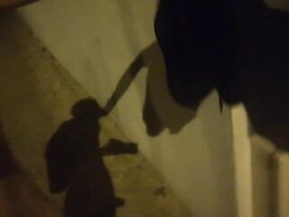 branlette dans la rue de nuit, totalement nue, un peu risqué.