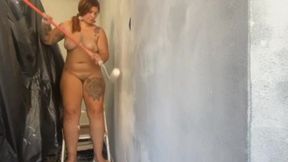 ruiva casada contrata um pintor e ele nao apareceu e ela mesma faz a pintura e quando o pintor aparece fode o cu da safada
