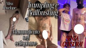TRAMPLING E BALLBUSTING MUMMIFICATO NEL CELLOPHANE senza censure
