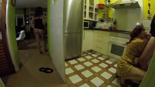 Pillada a mi amiga follando con un extraño en la cocina - Cherry lips