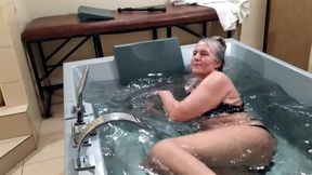 Lonely Relaxation in the Jacuzzi