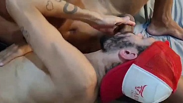 Meu marido Guilherme Silva fudendo com outro dotado, um metendo no outro