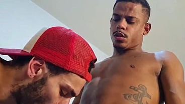 Meu marido Guilherme Silva fudendo com outro dotado, um metendo no outro