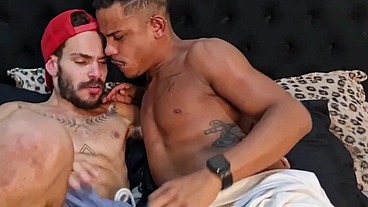 Meu marido Guilherme Silva fudendo com outro dotado, um metendo no outro