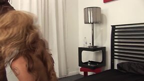 Corno oferece fantasia de  outro homem a sua mulher no dia dos namorados e filma