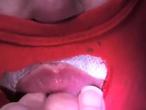 Déborah s'excite frotte son clito en suçant et léchant ses doigts humide