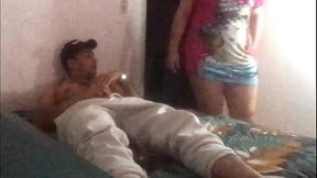 QUE LOCO!!!! ME ESTABA GRABANDO UNA PAJA, Y ENTRA LA MUJER DE MI HRMANO