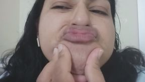 Oliendo mis propios labios.. puedes escuchar cada respiración?