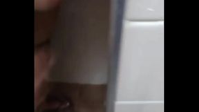 Eu chamei dois macho casado em casa pra tomar banho comigo enquanto meu marido n&atilde_o estava mamei os dois no chuveiro e um deles encheu minha cara de porra
