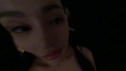 Asian Girl    Play In A Dark Living Room   VR 180