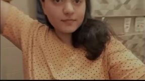 Posh elakar kochi kumari meye taar dudh gulo showoff kore