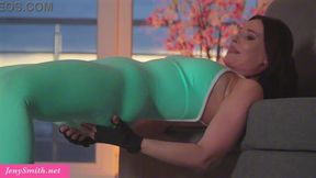 Hot MATURE BABE Jeny Smith shows off her body in narrow leggings during a workout