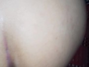 Mi vecino viene mientras mi marido no está y me da por el culo🥵 que rico sentí