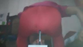 Sumiso se sienta sobre un dildo anal a trav&eacute_s de calza rosa y tanga (anal through clothes)