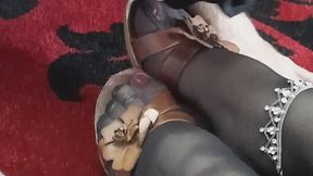 Ad aspettarmi a casa il mio slave in ginocchio come un cane pronto a lucidare le suole luride con la sua lingua