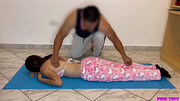 Mi Sobrina Hermosa me Pidio un Masaje para su Lindo Cuerpo y no Pude resistir tuve que Aprovechar que estaba Sola