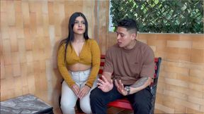 Psicologa pelirroja folla con pareja de pacientes como parte de la terapia-CAMILA HENAO