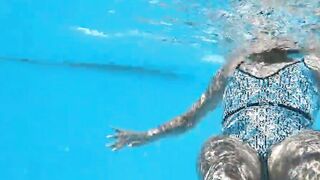 Irresistible blonde Zazie Skymm swims naked