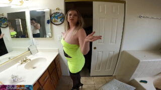 Cara penetra a bunda apertada de Erin Electra e ejacula fundo dentro dela