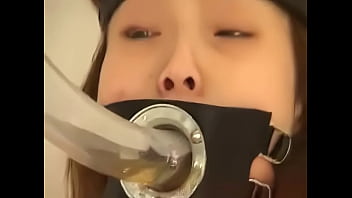 Japanese slave eats s. on bondage