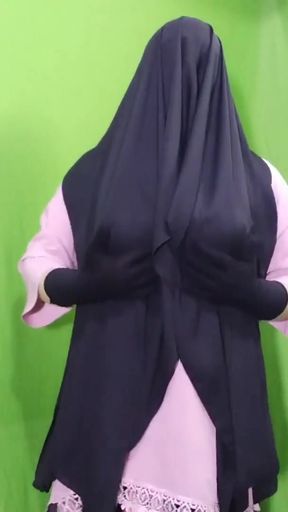 Stunning moment from &quot;Indian Beautiful Muslim Housewife&quot;