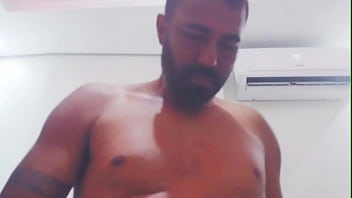 Marido exibe esposa ninfeta... Deu muito leite na bunda dela